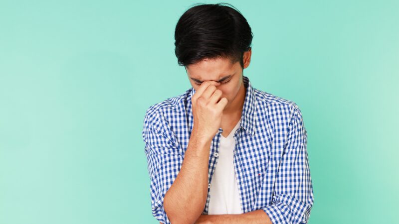落ち込む男性
