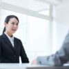 転職の面接を受ける第二新卒の女性