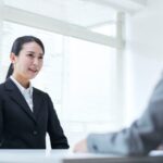 転職の面接を受ける第二新卒の女性