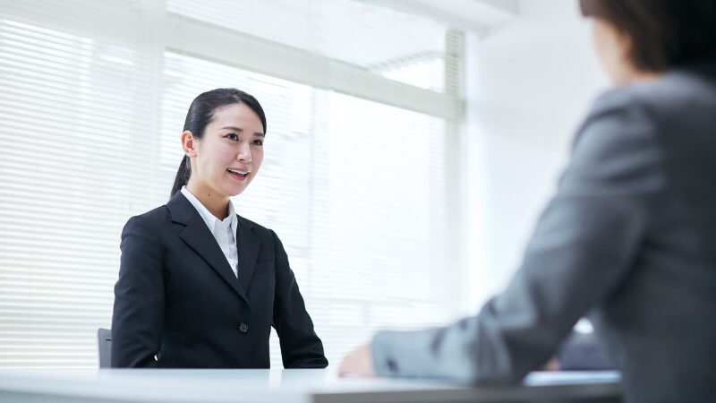 転職の面接を受ける第二新卒の女性