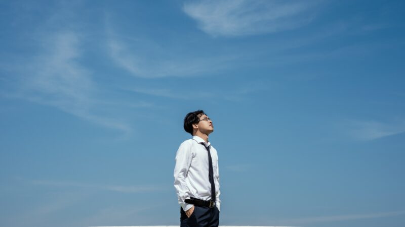 退職を決意し物思いにふける男性