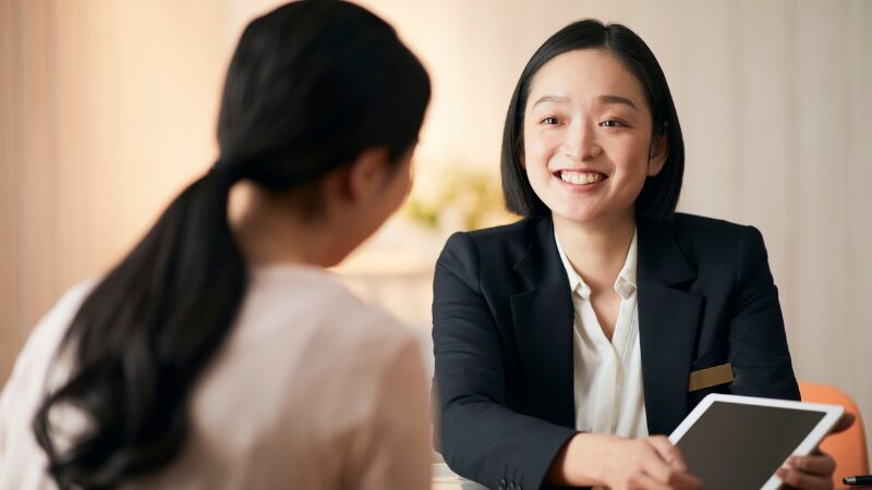 退職相談を受ける30代の女性