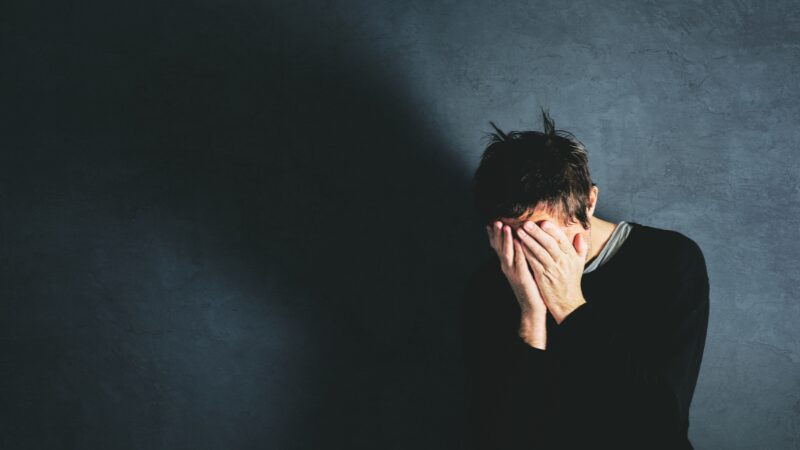 退職で後悔し落ち込む男性