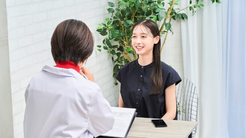 退職の相談をする女性