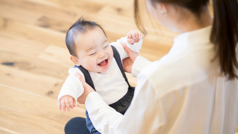 育児をする20代の女性