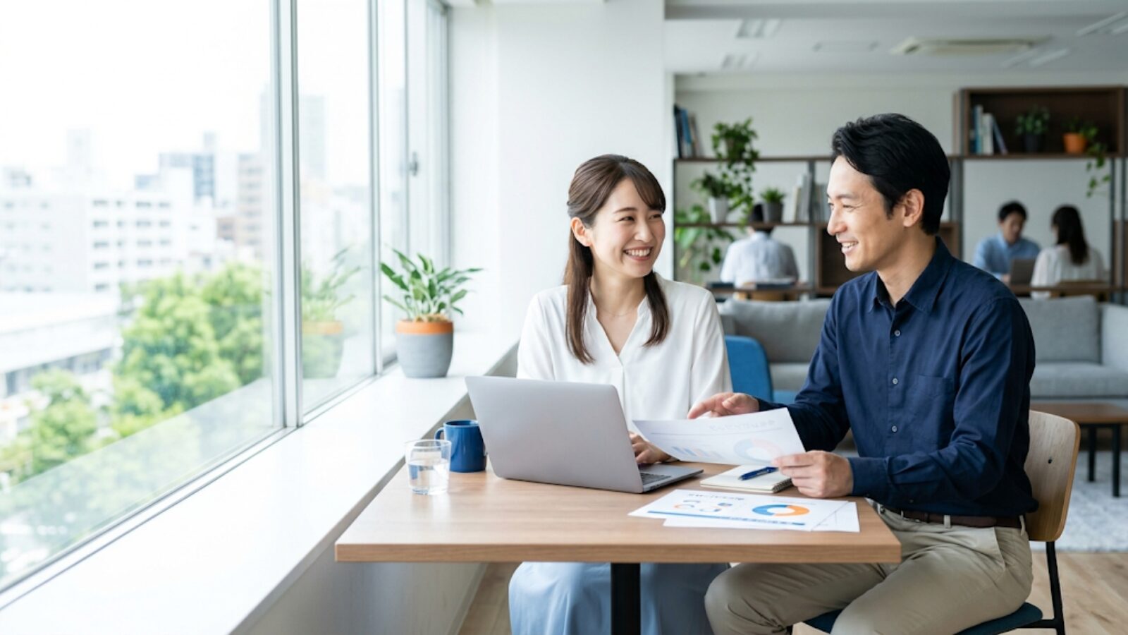 20代後半〜40代の日本人ビジネスパーソン男女が、転職について前向きに検討しているシーン。