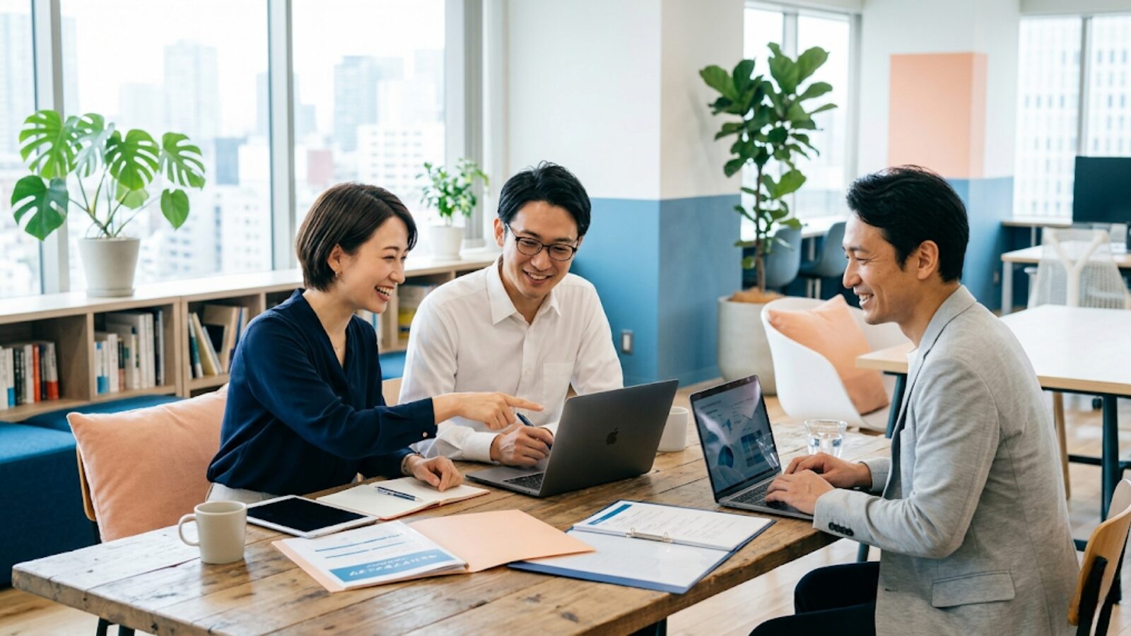 20代後半〜40代のビジネスパーソン男女が、ノートPCや書類を見ながら転職について前向きに考えているシーン。